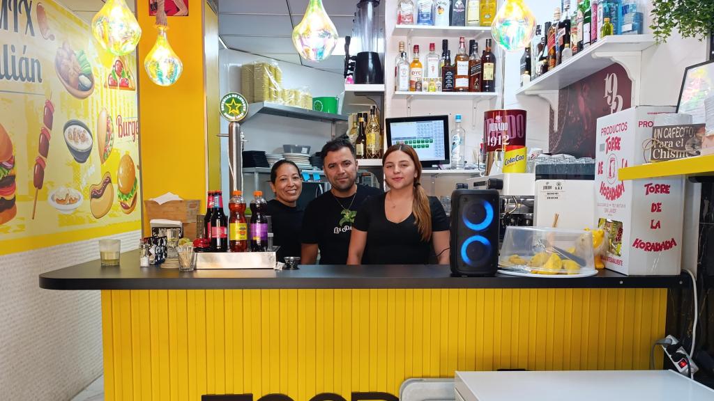 Gisela (d) encargada del establecimiento Foodmix Don Julián, posa para EL ESPAÑOL junto a Sergio, camarera; e Irali, cocinera.