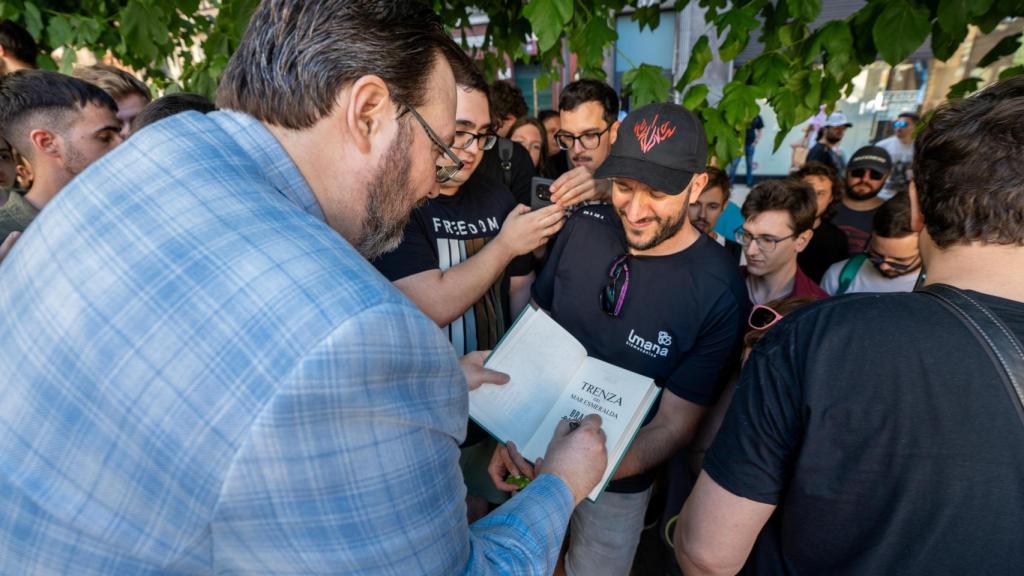 Brandon Sanderson firmando ejemplares en Celsius 232. Foto: Crator Produccions
