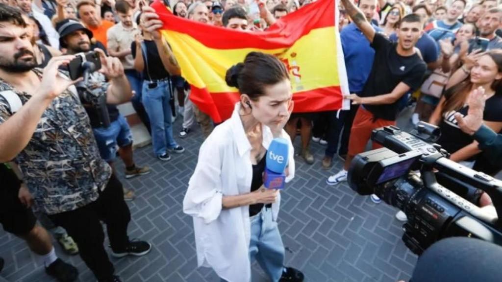 Manifestantes intentan boicotear el directo de la periodista de TVE, Esther Yáñez, este martes en Torre Pacheco.