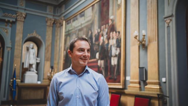 Juan Lobato en el Salón de Pasos Perdidos del Senado, con la jura de la regente María Cristina detrás; cuadro pintado por Jover Casanova y Sorolla.
