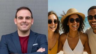 El economista Rubén de Gracia y un grupo de personas de vacaciones.