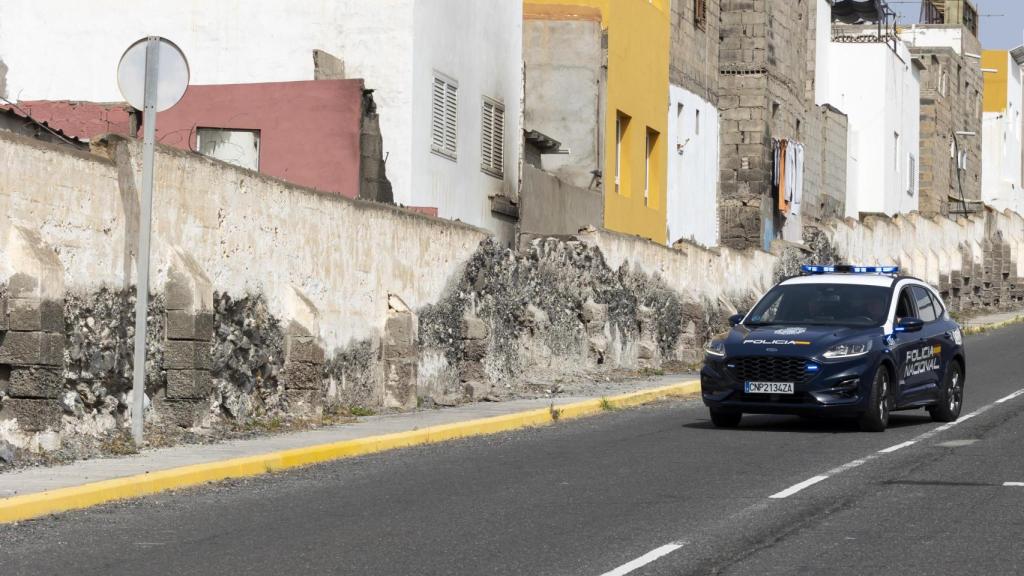 Un vehículo de la Policía Nacional custodia, este miércoles, el lugar donde se produjo el suceso.