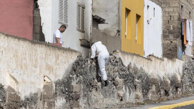 Agentes de la Policía Científica inspeccionan el lugar de los hechos el pasado miércoles.
