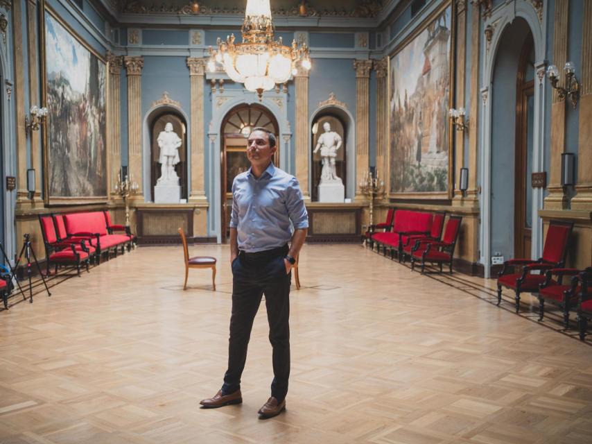 Juan Lobato, en el salón de pasos perdidos del Senado.