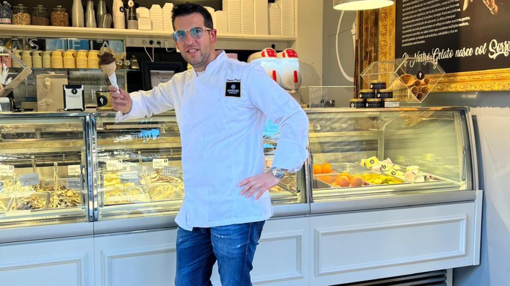 Stefano posando con uno de sus helados