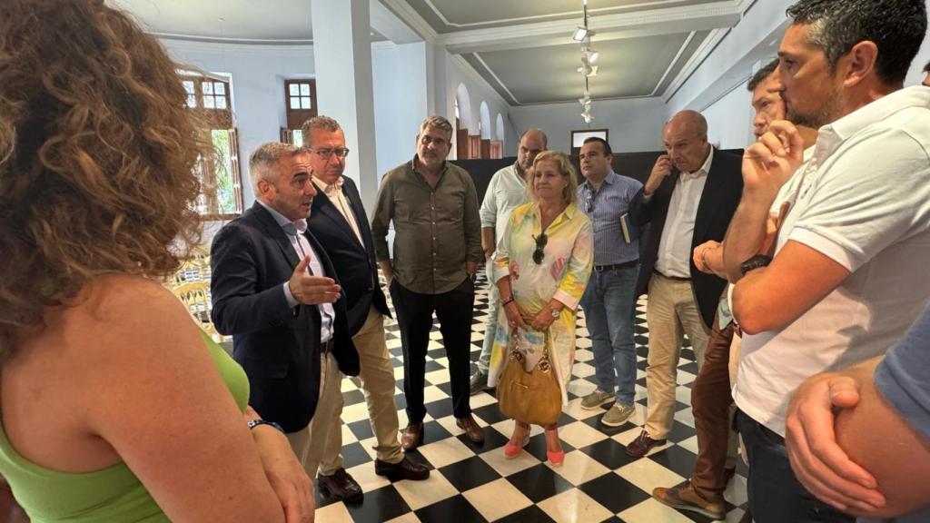 El conseller Barrachina y el presidente Pérez en el acto de este miércoles.