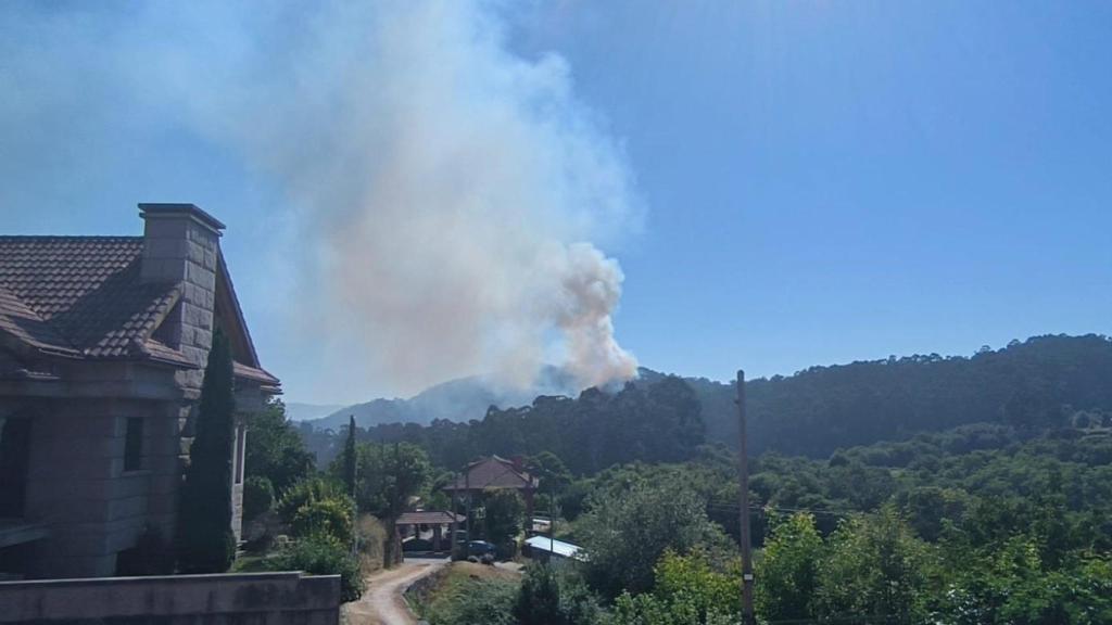 Imagen del incendio en Gondomar desde una casa cercana.