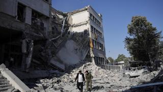 Hombres caminan entre los escombros, después de potentes ataques aéreos sacudieron Damasco el miércoles, dirigido al Ministerio de Defensa, como Israel prometió destruir las fuerzas del gobierno sirio que atacan a las comunidades drusas en el sur de Siria y exigió su retirada, en Damasco 16 de julio 2025.