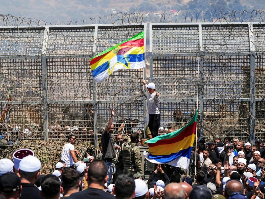 Drusos se encuentran a ambos lados de la frontera entre Israel y Siria, en medio del conflicto en curso en las zonas drusas de Siria, en Majdal Shams, cerca de la línea de alto el fuego entre los Altos del Golán ocupados por Israel y Siria, 16 de julio de 2025.
