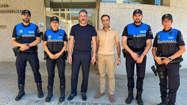 Agentes de la Policía Local de Villamayor, junto al alcalde Ángel Luis Peralvo, y el concejal de Seguridad Ciudadana, Salvador Ruano