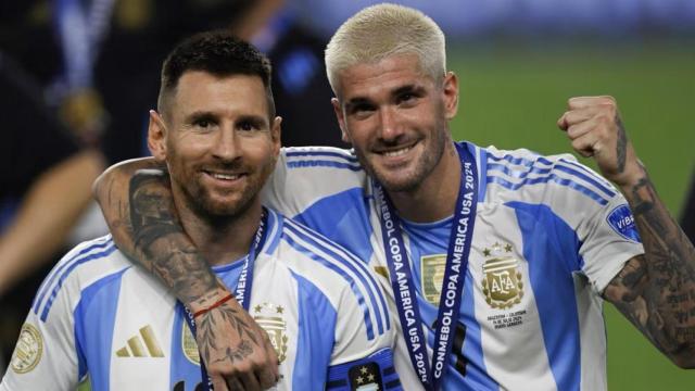 Leo Messi y Rodrigo de Paul, tras conquistar su segunda Copa América.