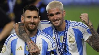 Leo Messi y Rodrigo de Paul, tras conquistar su segunda Copa América.