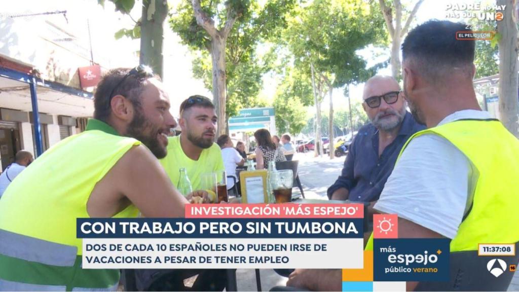 Los tres encofradores hablando con el periodista de 'Espejo Público'.