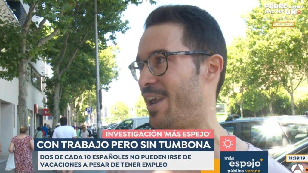 Joven enfermero hablando con el periodista de 'Espejo Público'