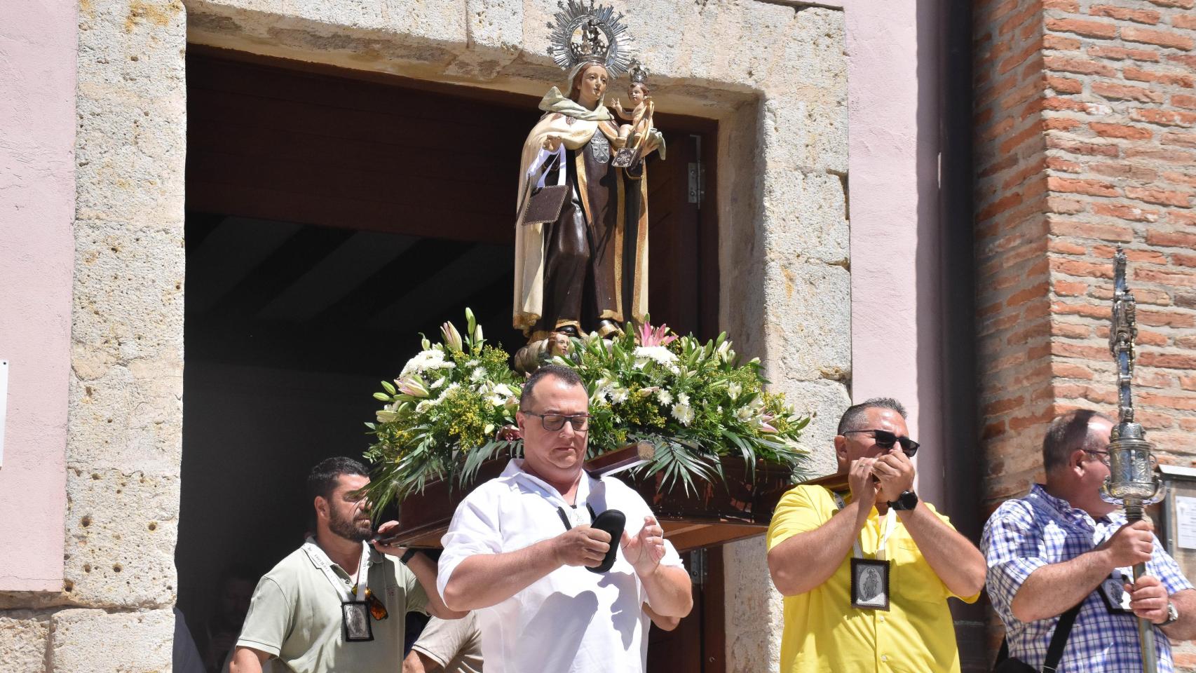 La Cistérniga procesiona con su Virgen del Carmen