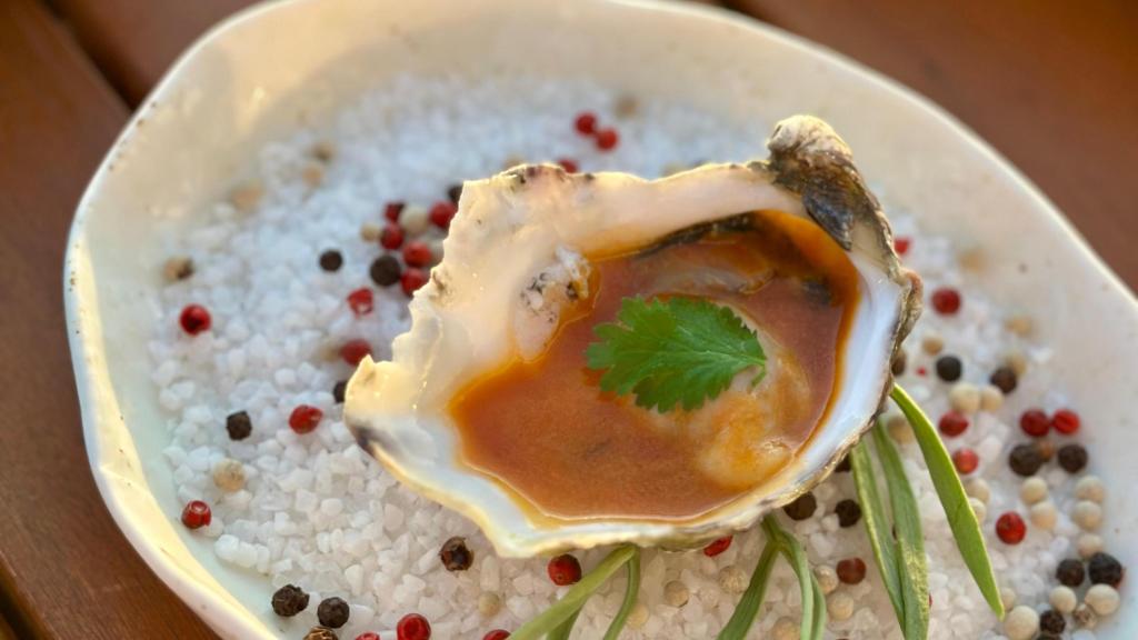 Ostra con chile fermentado y aceite ahumado.