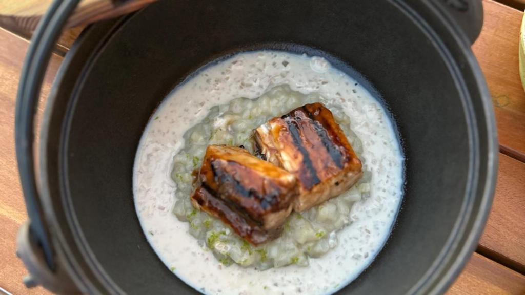 Sirvia a la robata con alcachofa de Jerusalén y beurre blanc.