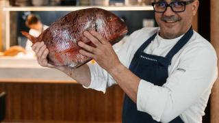 Carlos del Portillo, con una urta de Conil, en su restaurante Bistronomika.