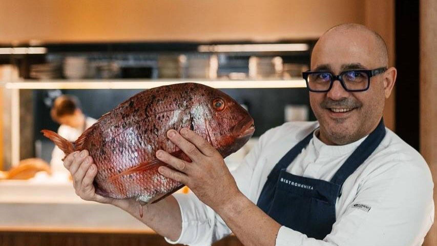 Carlos del Portillo, maestro del pescado, sobre su punto: Cuando aparece la gota de leche, significa que está listo