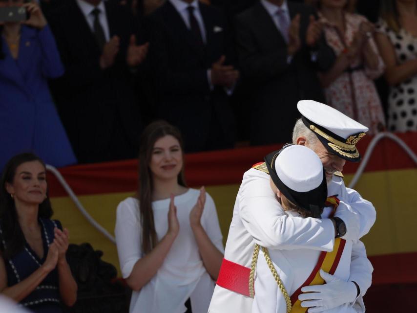 Felipe VI, muy cariñoso con su hija Leonor. Al fondo, la reina Letizia y la infanta Sofía.