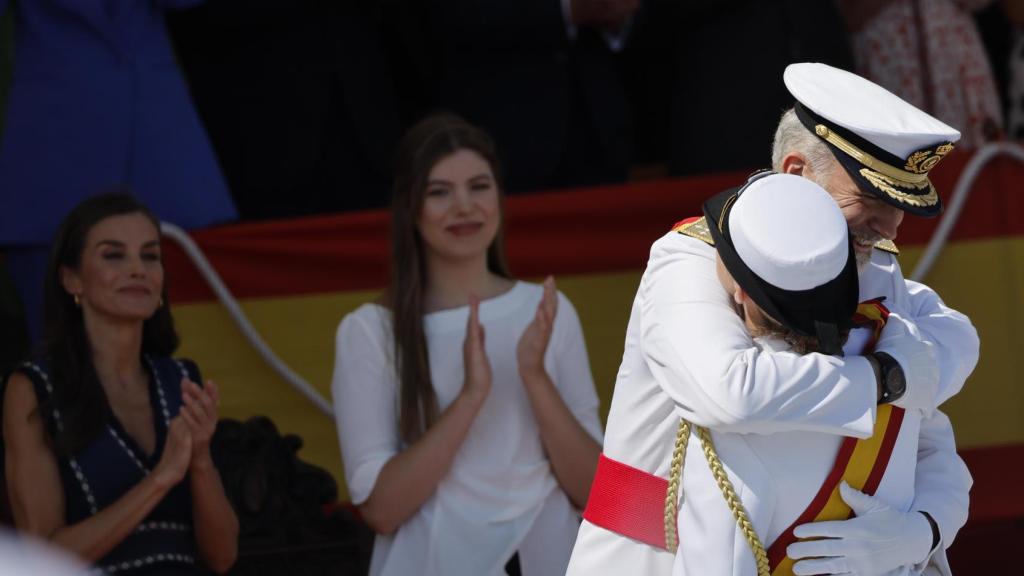 Felipe VI, muy cariñoso con su hija Leonor. Al fondo, la reina Letizia y la infanta Sofía.