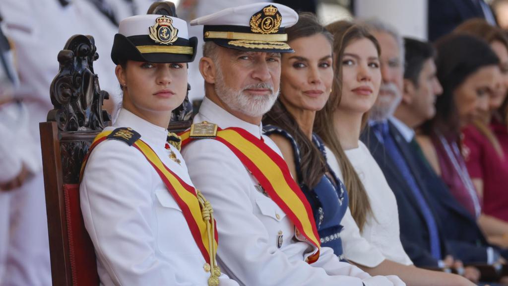 La princesa Leonor en la tribuna junto a sus padres y hermana.