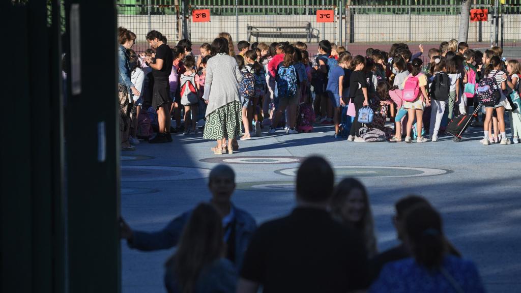 Niños en el patio el primer día de colegio en septiembre de 2024 en Madrid.