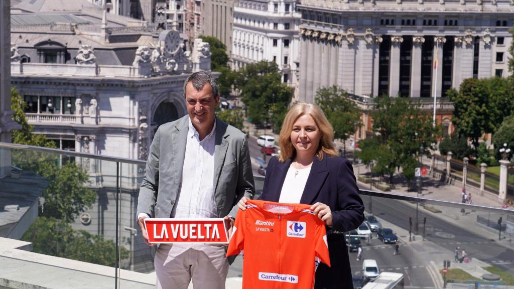 La vicealcaldesa de Madrid y alcaldesa en funciones, Inma Sanz, y el director de la Vuelta Ciclista a España, Javier Guillén, durante la presentación de la etapa 21 de La Vuelta 25.