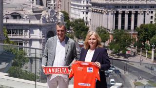 La vicealcaldesa de Madrid y alcaldesa en funciones, Inma Sanz, y el director de la Vuelta Ciclista a España, Javier Guillén, durante la presentación de la etapa 21 de La Vuelta 25.