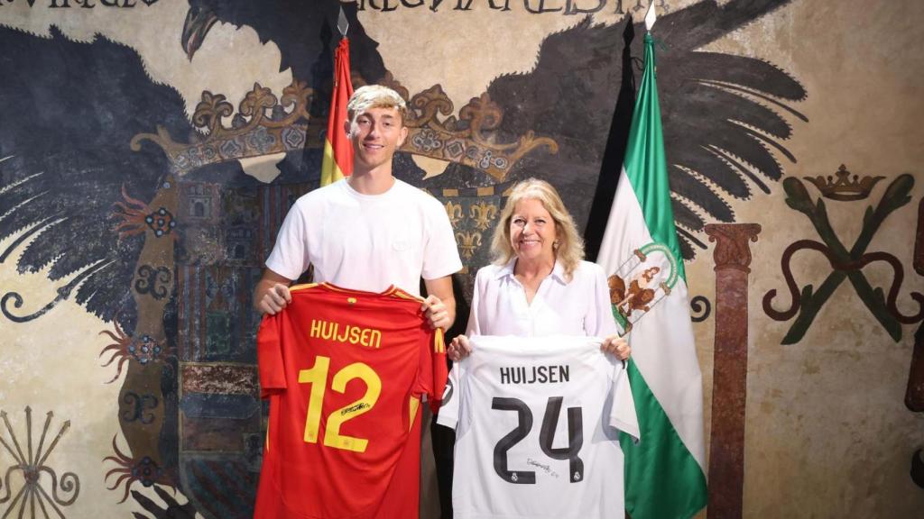 Dean Huijsen y la alcaldesa de Marbella, Ángeles Muñoz.