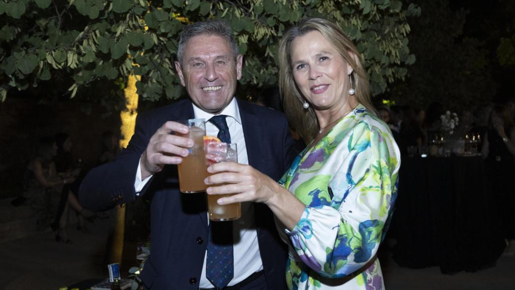 El gerente de Mercedes-Benz Granada Premium, Jorge García, y su esposa, Mónica Friebe, con el cóctel de Magas por Fundador.