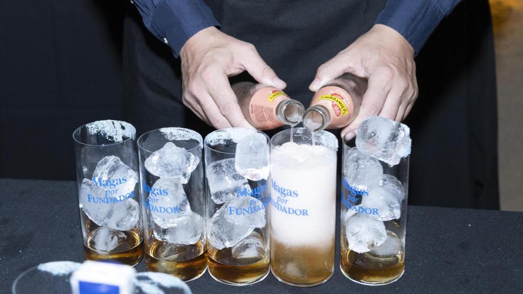 Imagen durante la preparación de los cócteles.