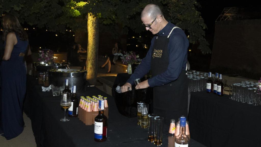 Uno de los camareros en el puesto de coctelería de Magas por Fundador.