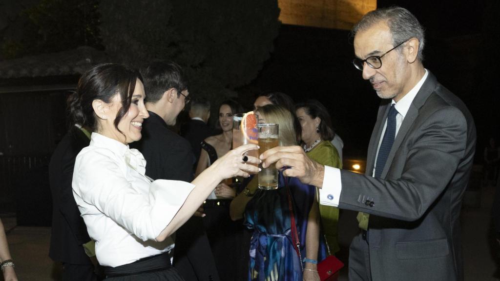 Cruz Sánchez de Lara, vicepresidenta ejecutiva de EL ESPAÑOL, brinda con el cóctel de Magas por Fundador con Alberto Romero, empresario agrícola.