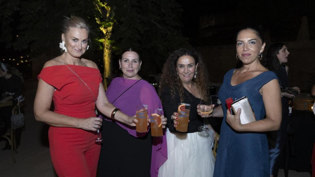 Paloma Vera y Vanessa Martín, secretarias de dirección de EL ESPAÑOL, junto a la estilista Rosa Navajas y María Fuensanta Salcedo Castro, directora jurídica en EL ESPAÑOL.