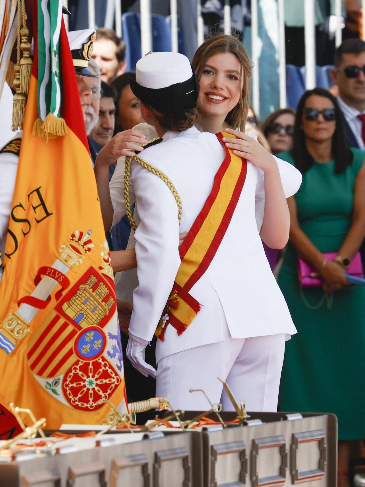 El abrazo entre Leonor y la infanta Sofía en Marín.