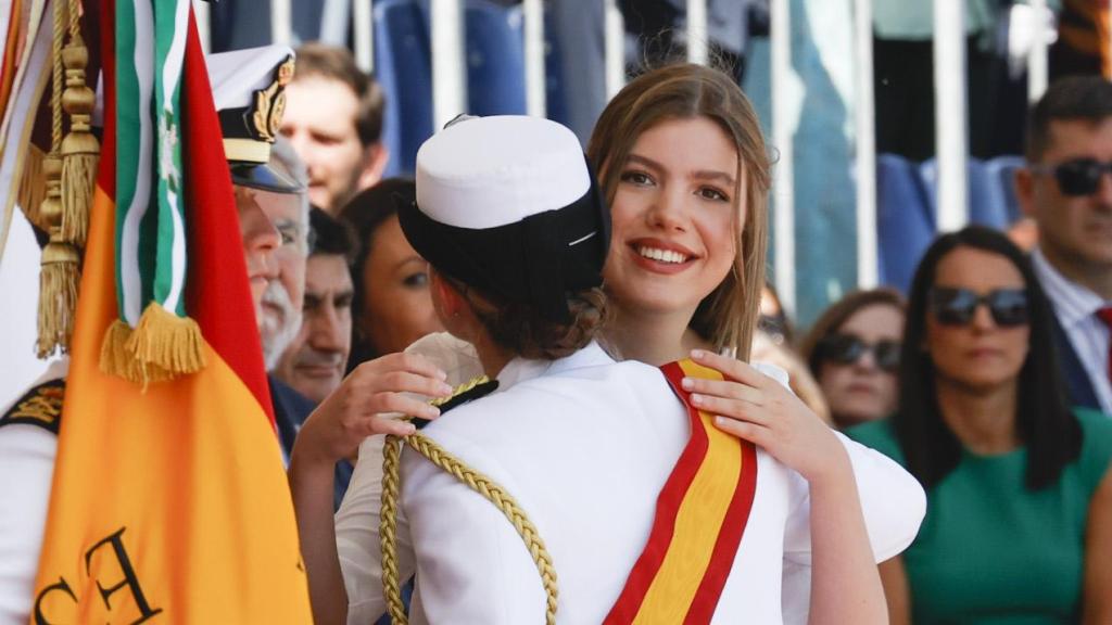 Las hijas de los Reyes, durante el acto castrense.