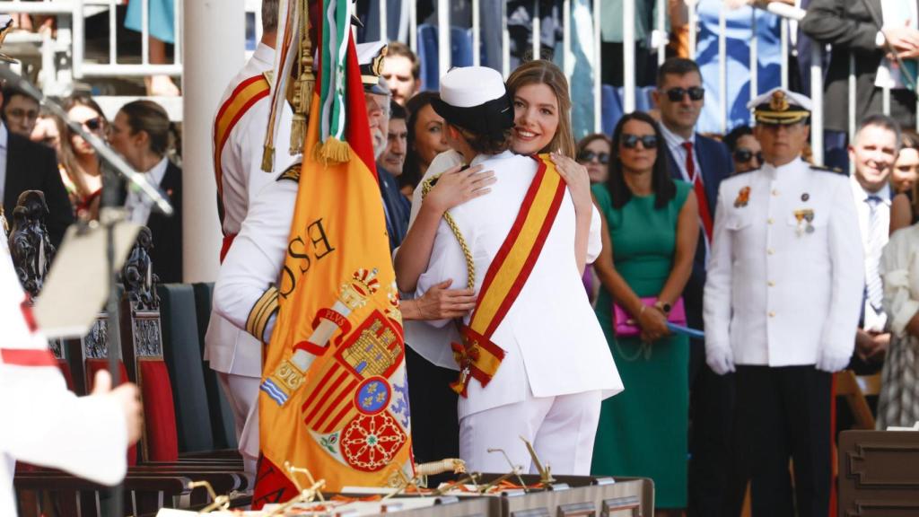 La Infanta y su hermana se funden en un bonito abrazo.