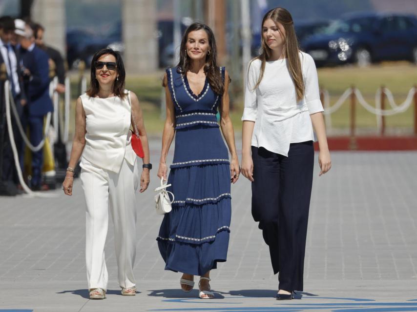 La Reina y la Infanta, junto a la ministra de Defensa, Margarita Robles.