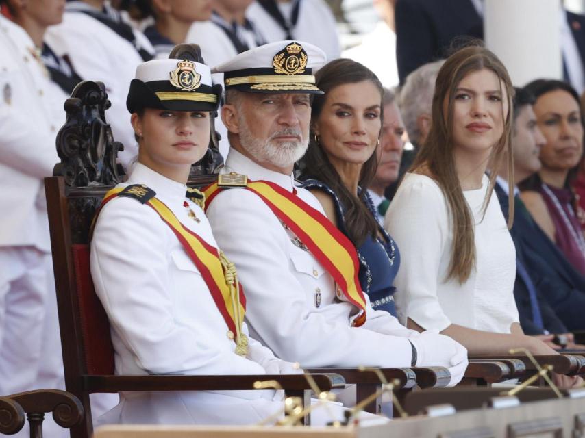 La Familia Real, en la tribuna de la Escuela Naval de Marín.