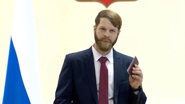 Daniel Richard Martindale tras recibir el pasaporte ruso en Moscú, en una imagen difundida el 15 de julio.