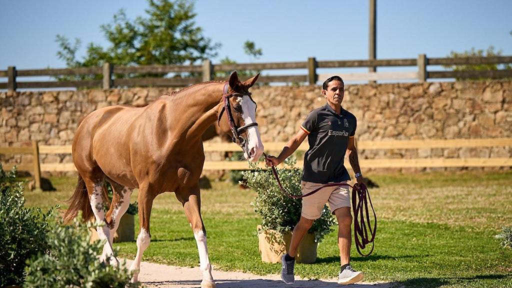 Los jinetes y sus caballos llegan a Casas Novas.