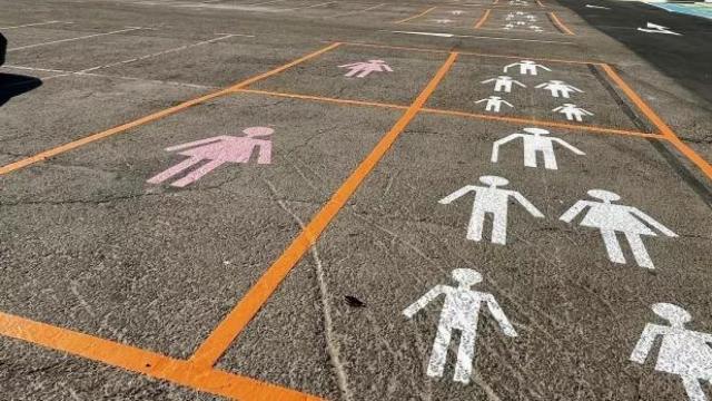 El Ayuntamiento de León puso estos pictogramas de mujeres en algunas plazas del parking