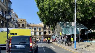 El montaje de la Velá del barrio de Triana comienza una semana antes de las fiestas