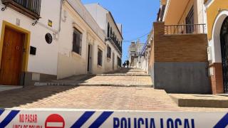 Calle precintada por la Policía Local de Alcalá por el siniestro de la Casa Ibarra.