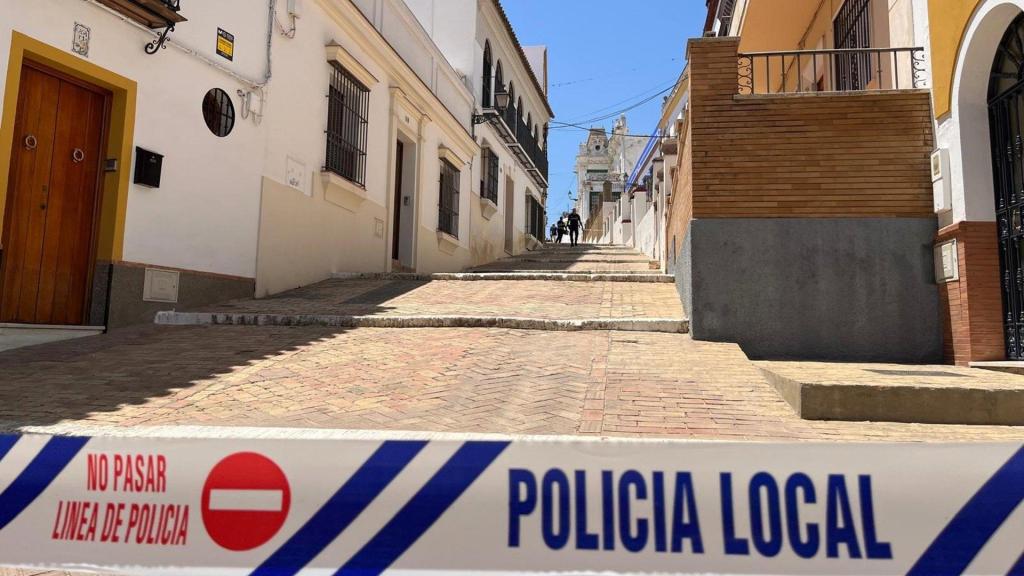 Calle precintada por la Policía Local de Alcalá por el siniestro de la Casa Ibarra.
