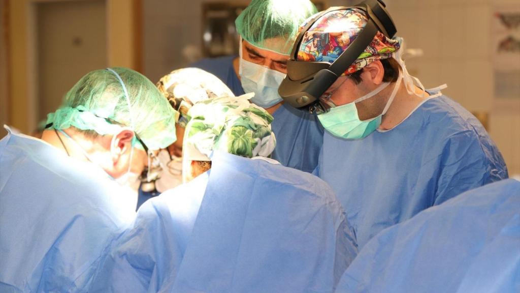 Cirujanos en plena operación en el Hospital Virgen Macarena de Sevilla.