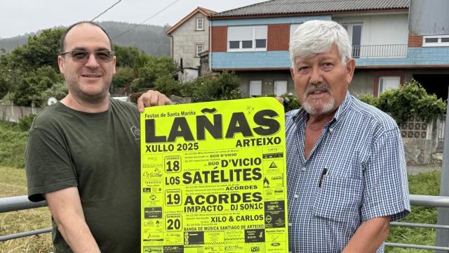 Dos miembros de la comisión de fiestas posan con el cartel