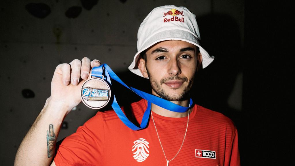 Alberto Ginés luce su medalla de bronce conseguida en la Copa del Mundo de Innsbruck.