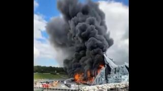 Momento de incendio del escenario principal de Tomorrowland.